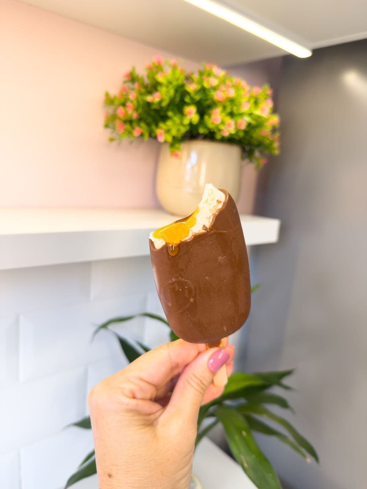 Picolé de Pudim com casquinha de chocolate ao leite