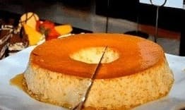 Pudim com a massa cheia de furinhos