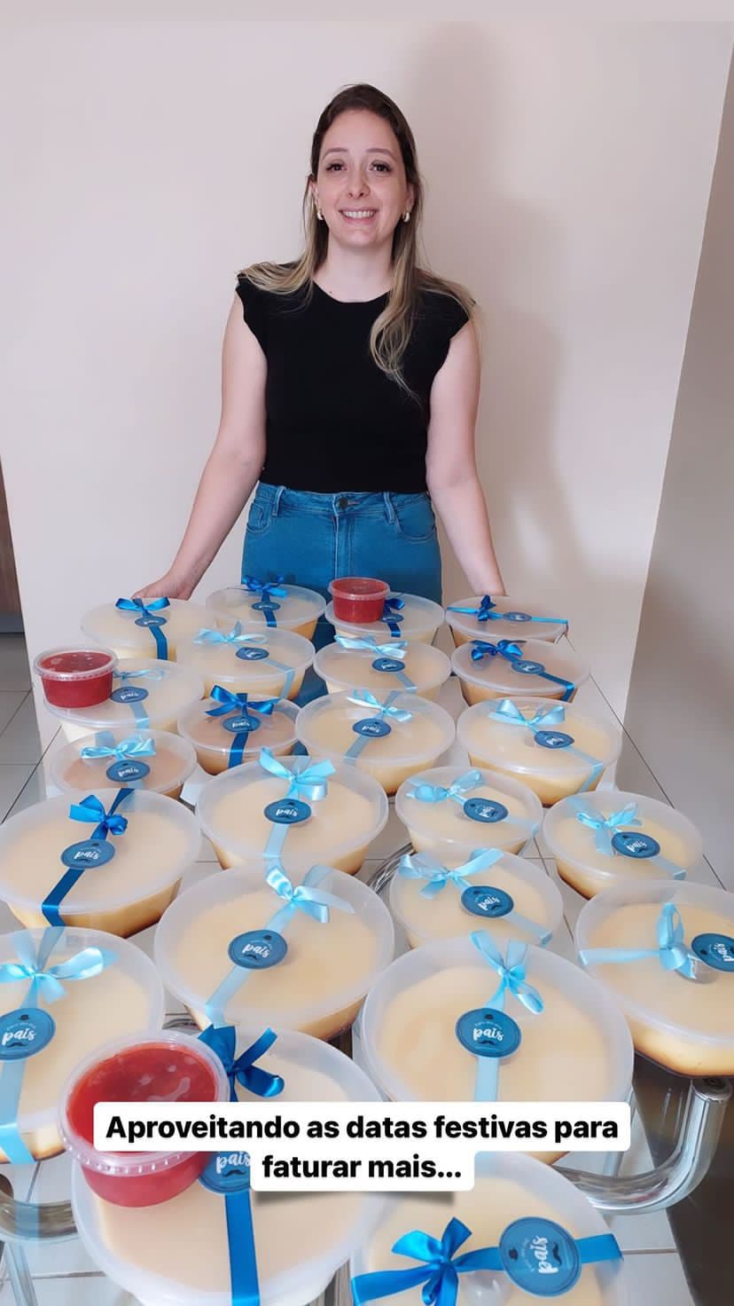 Mesa cheia de pudins prontos pra entrega
