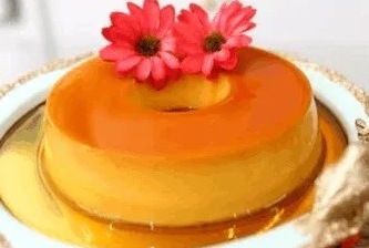 Pudim desenformado inteiro, decorado com flor