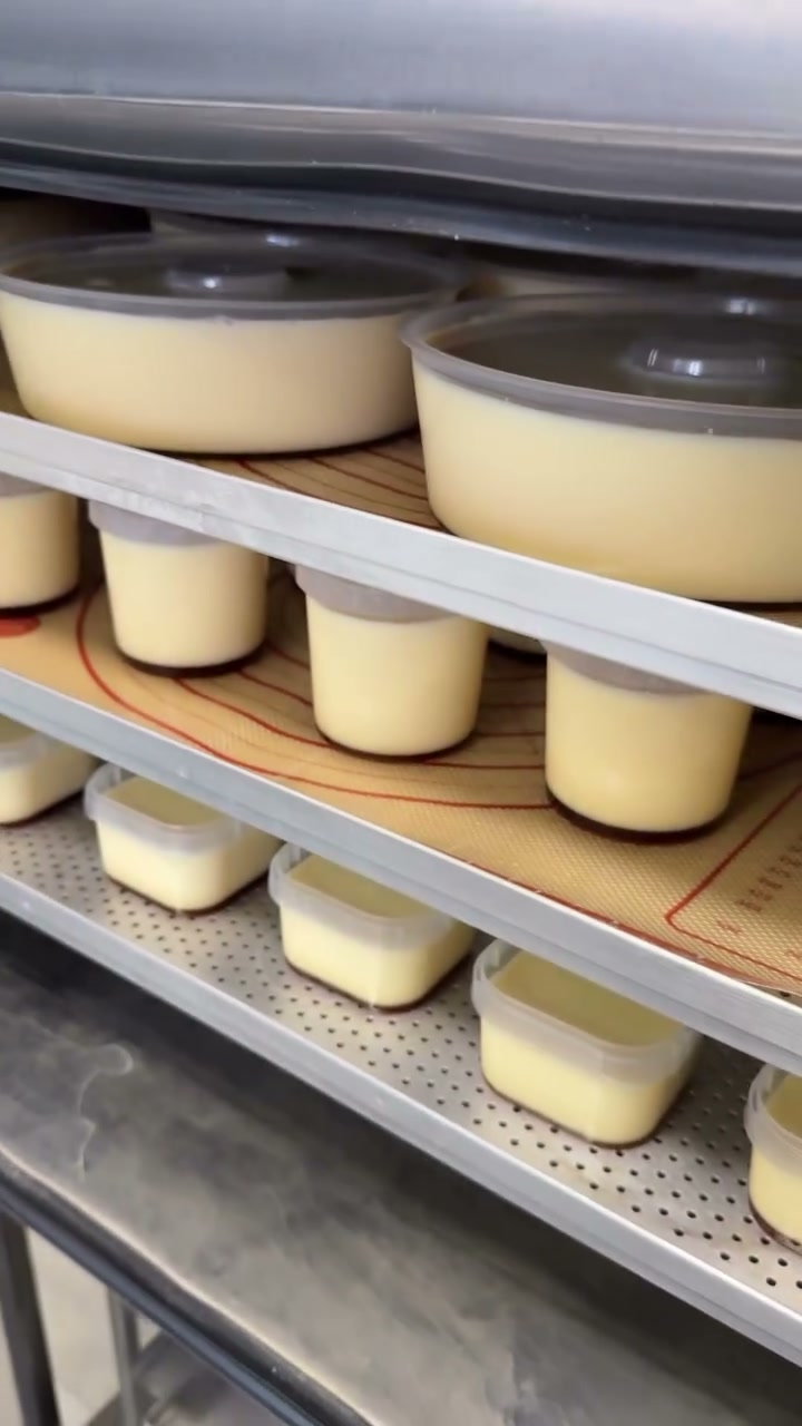 Bandeja com um lote de pudins saindo do forno
